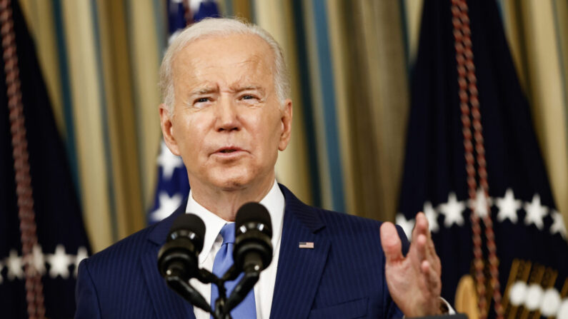 El presidente de Estados Unidos, Joe Biden, pronuncia un discurso en el Comedor de Estado de la Casa Blanca en Washington el 9 de noviembre de 2022. (Samuel Corum/Getty Images)
