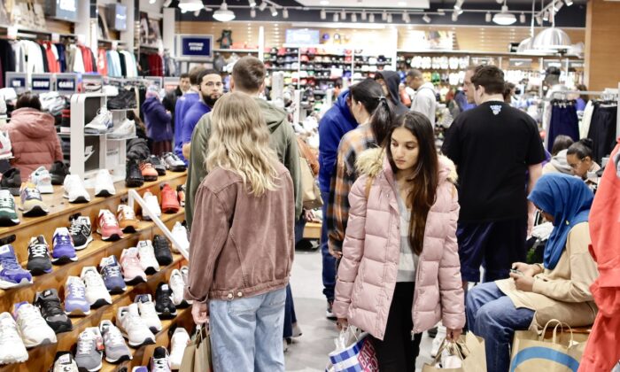 Una mujer lleva bolsas de compras mientras los clientes visitan el centro comercial American Mall durante el Black Friday, en East Rutherford, Nueva Jersey, el 25 de noviembre de 2022. (Kena Betancur/Getty Images)
