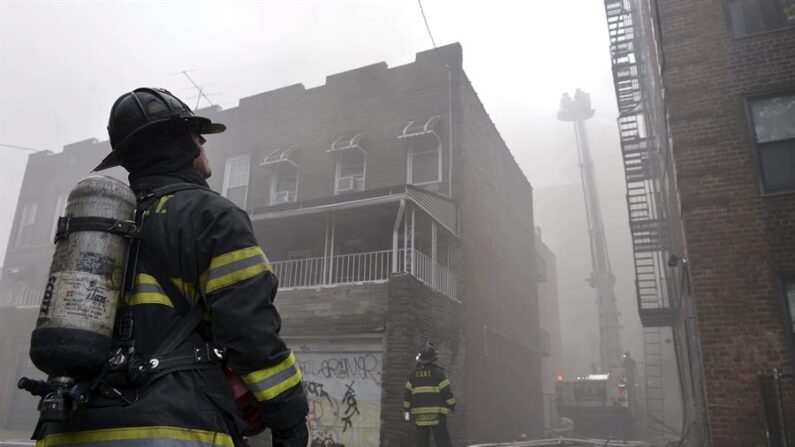 En la imagen un registro de archivo de un grupo de bomberos al atender un incendio en Nueva York (NY, EE.UU.). EFE/Justin Lane