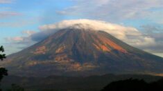 Volcán de El Salvador continúa expulsando gases, sin que se reporten víctimas