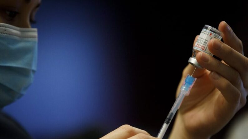 Una enfermera prepara una vacuna contra el COVID-19 en Toronto, Canadá, en una fotografía de archivo del 23 de marzo de 2021. (Cole Burston/Getty Images)
