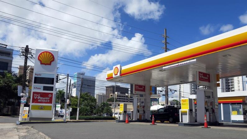 Vista de una estación de gasolina en el área del Condado, el distrito turístico de San Juan (Puerto Rico). EFE/ Jorge Muñiz
