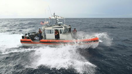 Guardia Costera de EE.UU. busca el submarino que llevaba a turistas a ver el Titanic