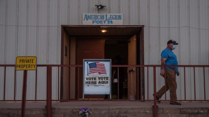 Un hombre sale después de depositar su voto en Tombstone, Arizona, el 3 de noviembre de 2020. (Ariana Drehsler/AFP vía Getty Images)
