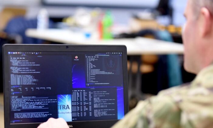 El capitán de la Fuerza Aérea de EE.UU., Shannon Bender, revisa información en una la computadora durante un evento de entrenamiento de guerra cibernética, en Michigan, el 8 de marzo de 2022. (Guardia Nacional Aérea de EE.UU./Sargento Primero David Eichaker)
