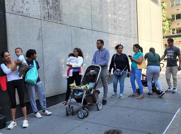 Migrantes venezolanos esperan recibir ayudas por parte de la ONG católica en Nueva York (EE. UU). Imagen de archivo. EFE/ Javier Otazu
