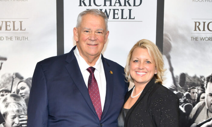 David Ralston y su esposa Jane Ralston asisten a la proyección de "Richard Jewell" en el Rialto Center of the Arts, en Atlanta, Georgia, el 10 de diciembre de 2019. (Derek White/Getty Images)
