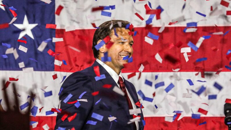 El candidato republicano a gobernador de Florida, Ron DeSantis, sube al escenario durante una fiesta de observación de la noche electoral en el Centro de Convenciones de Tampa, Florida, el 8 de noviembre de 2022. (Giorgio Viera/AFP vía Getty Images)