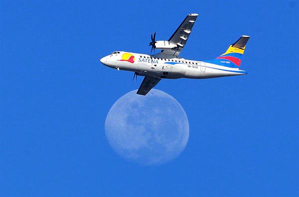 Fotografía de archivo de un avión de la aerolínea colombiana Satena. EFE/Mauricio Dueñas Castañeda
