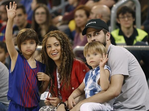 En imagen de archivo (2019) el defensa del FC Barcelona, Gerard Pique, con su esposa, la cantante colombiana Shakira y sus dos hijos, Milán (i) y Sasha (d). EFE/ Andreu Dalmau

