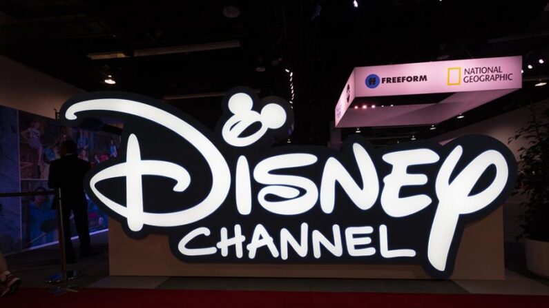 Un gran logotipo de Disney Channel se muestra durante la D23 Expo en el Centro de Convenciones de Anaheim, California, Estados Unidos, el 23 de agosto de 2019. EFE/EPA/Adam S Davis