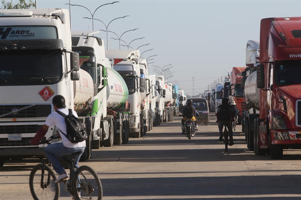 Imagen de archivo de de camiones cisterna de la estatal Yacimientos Petrolíferos Fiscales Bolivianos (YPFB) estacionado en Santa Cruz (Bolivia).  EFE/Juan Carlos Torrejón

