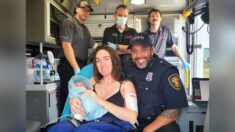 Policía ayuda a mujer a dar a luz tras escucharla gritar desde su auto en pleno labor de parto