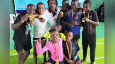 Hombre enseña gimnasia a niños africanos y los aleja de la delincuencia: “Nuestros niños son fuertes”