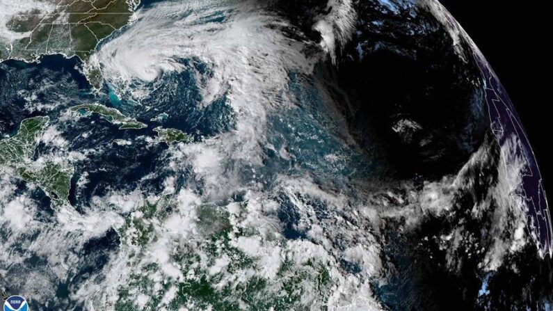 Fotografía satelital cedida este martes por la Oficina Nacional de Administración Oceánica y Atmosférica (NOAA) a través del Centro Nacional de Huracanes (NHC) donde se muestra el estado del clima en el Atlántico. EFE/NOAA-NHC