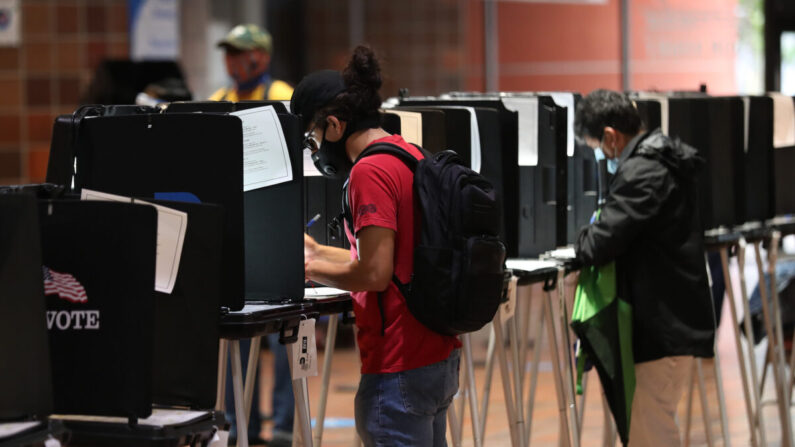 Los votantes rellenan sus papeletas mientras votan en el colegio electoral Stephen P. Clark Government Center en Miami, Florida, el 21 de octubre de 2020. (Joe Raedle/Getty Images)
