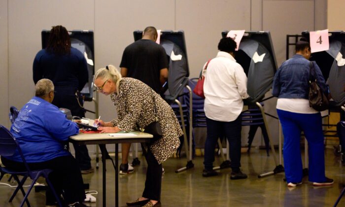 Votantes emiten su voto durante las primarias presidenciales demócratas, en Houston, Texas, el 3 de marzo de 2020. (MARK FELIX/AFP vía Getty Images)