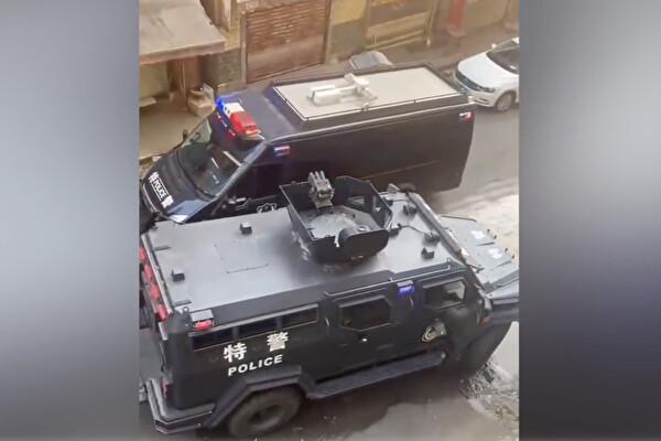 Vehículos policiales blindados patrullando en la provincia china de Hunan, en una fecha desconocida de noviembre de 2022. (Captura de pantalla a través de la edición en chino de The Epoch Times)