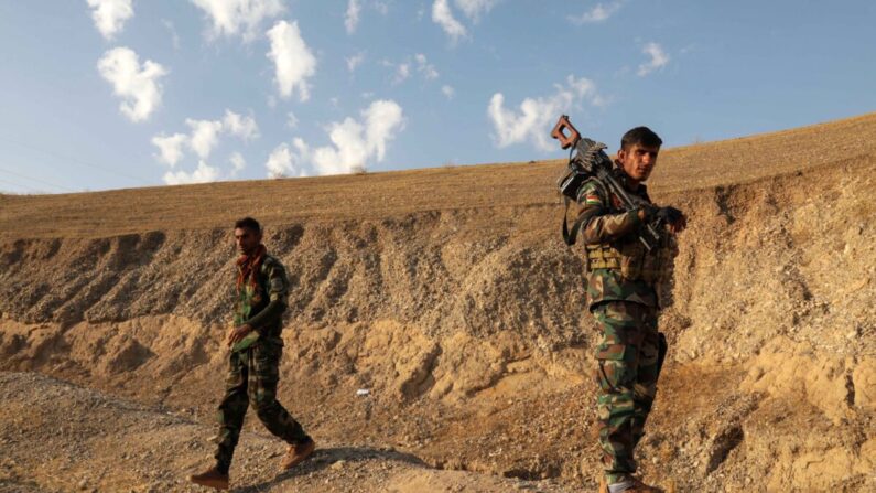 Combatientes peshmerga kurdos afiliados al separatista Partido de la Libertad del Kurdistán (PAK) de Irán, ocupan una posición cerca de la ciudad de Altun Kupri (Perdi), al norte de Kirkuk, en la región autónoma del Kurdistán iraquí, el 23 de noviembre de 2022. El ministro de Asuntos Exteriores de Irán, Hossein Amir-Abdollahian, advirtió el 23 de noviembre que Teherán seguirá actuando contra las "amenazas" del exterior, tras una serie de ataques transfronterizos iraníes contra grupos de la oposición kurda con base en Irak. (Safin Hamed/AFP vía Getty Images)