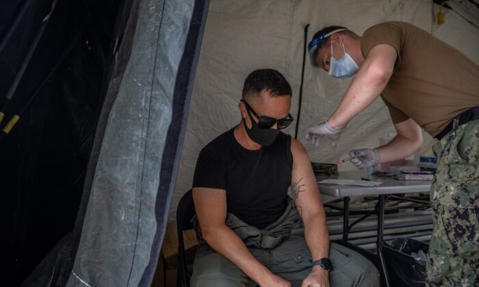 Un miembro del ejército de Estados Unidos recibe la vacuna contra el coronavirus Moderna en Camp Foster, el 28 de abril de 2021 en Ginowan, Japón. (Carl Court/Getty Images)