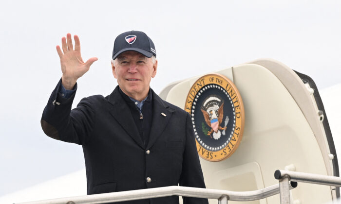 El presidente Joe Biden saluda mientras sube al Air Force One en el aeropuerto Nantucket Memorial en Massachusetts, el 27 de noviembre de 2022. (Mandel Ngan/AFP vía Getty Images)