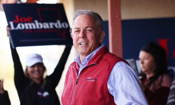 El candidato republicano a gobernador de Nevada, Joe Lombardo, espera para hablar con sus partidarios en Pahrump, Nevada, el 5 de noviembre de 2022. (Mario Tama/Getty Images)es)