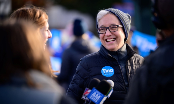La candidata demócrata a la gobernación de Oregón, Tina Kotek, habla con miembros de los medios de comunicación en un mitin cerca del puente Broadway en Portland, Oregón, el 8 de noviembre de 2022. (Mathieu Lewis-Rolland/Getty Images)