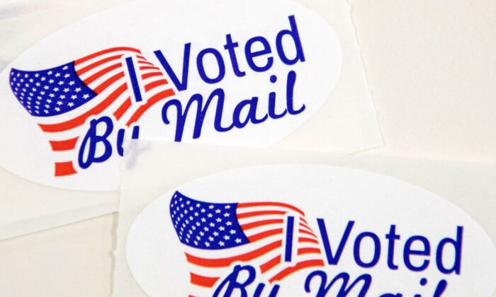 Etiquetas que irán en los sobres de las papeletas de votos en ausencia de la oficina de la Junta Electoral del Condado de Mecklenburg en Charlotte, Carolina del Norte, el 4 de septiembre de 2020. (Logan Cyrus/AFP vía Getty Images)