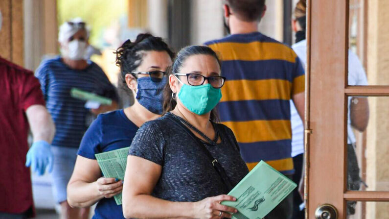 La gente espera en la fila para depositar los votos por correo en una foto de archivo. (Robyn Beck/AFP vía Getty Images)
