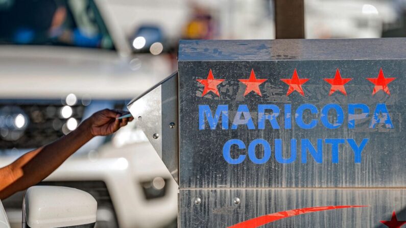 Los votantes depositan su papeleta en un buzón en las elecciones de mitad de período de Estados Unidos, en el Centro de Tabulación y Elección del Condado de Maricopa, en Phoenix, Arizona, el 8 de noviembre de 2022. (Olivier Touron/AFP vía Getty Images)
