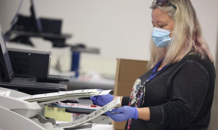 Una trabajadora electoral escanea el correo en las boletas en el Centro Electoral y de Tabulación del Condado de Maricopa en Phoenix, Arizona, el 7 de noviembre de 2022. (Justin Sullivan/Getty Images)
