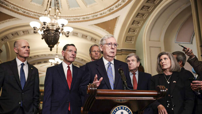 El líder de la minoría del Senado, Mitch McConnell (R-Ky.), se dirige a los periodistas tras un almuerzo semanal de política republicana mientras (I-D) el senador Rick Scott (R-Fla.), el senador John Barrasso (R-Wyo.), el senador John Thune (R-S.D.), el senador Roy Blunt (R-Mo.), y la senadora Joni Ernst (R-Iowa) observan en el Capitolio de Estados Unidos en Washington el 5 de octubre de 2021. (Anna Moneymaker/Getty Images)
