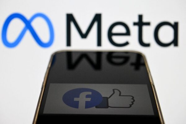 El logotipo de Meta y el logotipo de Facebook en la pantalla de un teléfono inteligente. (Kirill Kudryavtsev/AFP vía Getty Images)
