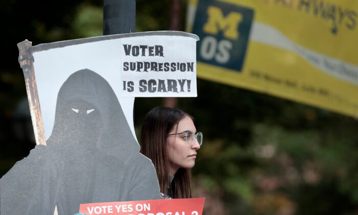Partidario de una propuesta a favor del aborto en Michigan en Ann Arbor, Michigan, el 3 de octubre de 2022. (Jeff Kowalsky/AFP vía Getty Images)