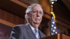 Importante republicano anuncia oferta para destituir a McConnell como líder republicano en el Senado