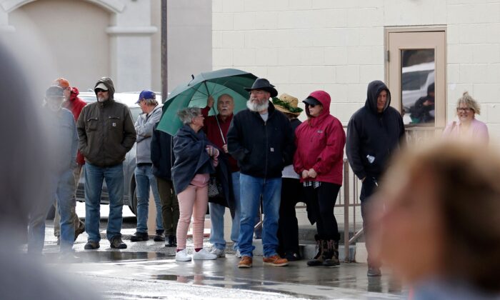 Los residentes del condado de Nye hacen fila para emitir su voto, en Pahrump, Nevada, el 8 de noviembre de 2022. (Ronda Churchill/AFP a través de Getty Images)
