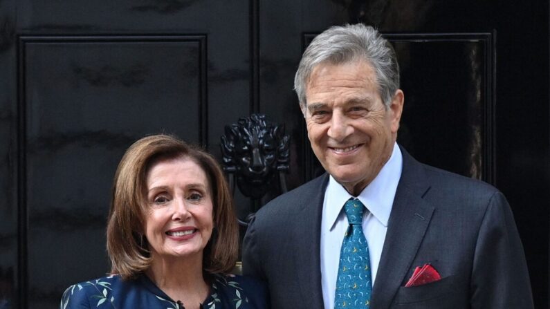 La presidenta de la Cámara de Representantes de EE.UU., Nancy Pelosi (D-Calif.) (I) y su marido Paul Pelosi, fuera del 10 de Downing Street en el centro de Londres, el 16 de septiembre de 2021. (Justin Tallis/AFP vía Getty Images)
