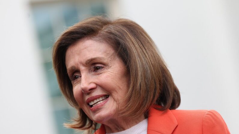 La presidenta de la Cámara de Representantes, Nancy Pelosi (D-Calif.), habla con los periodistas en Washington el 29 de noviembre de 2022. (Kevin Dietsch/Getty Images)