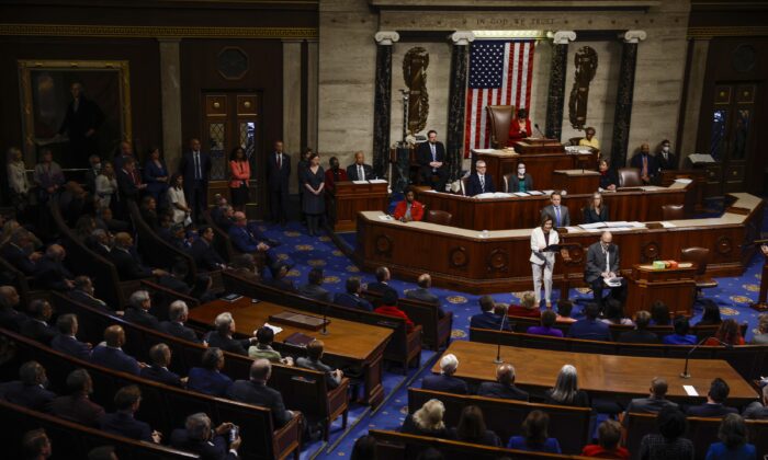 La presidenta de la Cámara de Representantes de EE. UU., Nancy Pelosi (D-Calif.), habla en el pleno de la Cámara en Washington, el 17 de noviembre de 2022. (Anna Moneymaker/Getty Images)
