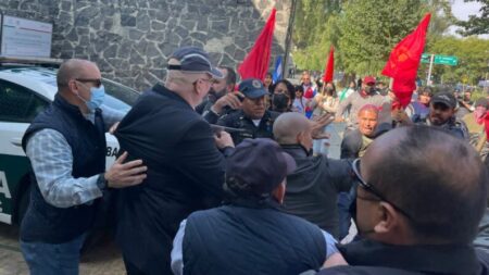 México: Comunistas atacan a exiliados cubanos mientras protestaban frente a Embajada de Cuba