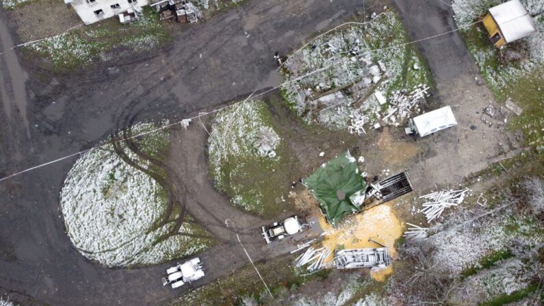 Una vista aérea muestra el lugar donde un misil alcanzó a dos hombres en Przewodow, Polonia, cerca de la frontera con Ucrania, el 15 de noviembre de 2022. (Wojtek Radwanski y Damien Simonart/AFP vía Getty Images)