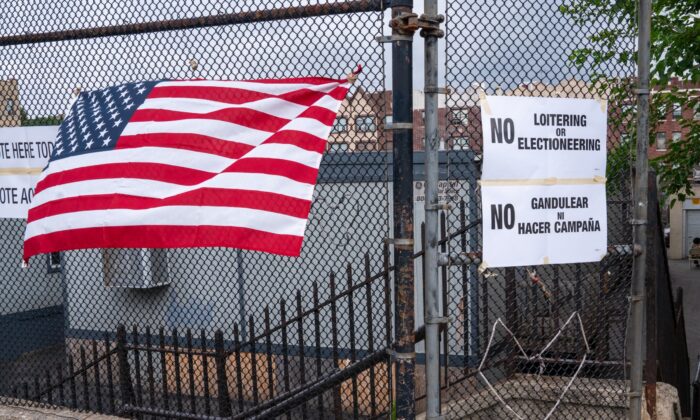 La entrada de un colegio electoral en Jersey City, Nueva Jersey, el 7 de julio de 2020. (David Dee Delgado/Getty Images)