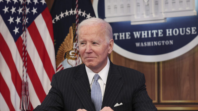 El presidente Joe Biden mira hacia los periodistas mientras lanzan preguntas durante un evento en Washington el 18 de noviembre de 2022. (Win McNamee/Getty Images)