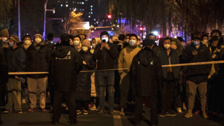 Protestas masivas tras muertes por incendio en Xinjiang desencadenan levantamiento de algunos bloqueos