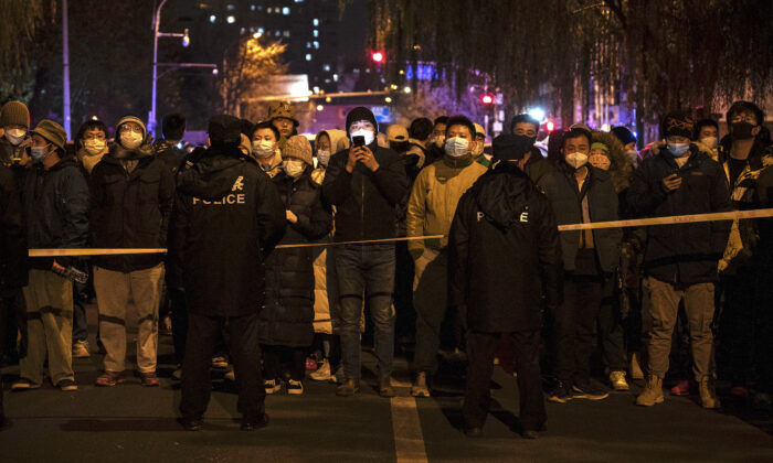 Protestas masivas tras muertes por incendio en Xinjiang desencadenan levantamiento de algunos bloqueos