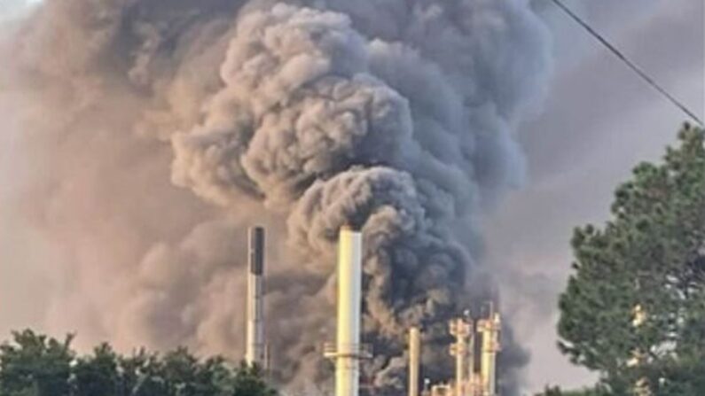 La planta química de Symrise en Colonel's Island, Georgia, estalló en llamas el 7 de noviembre de 2022. (Oficina del Sheriff del Condado de Glynn)
