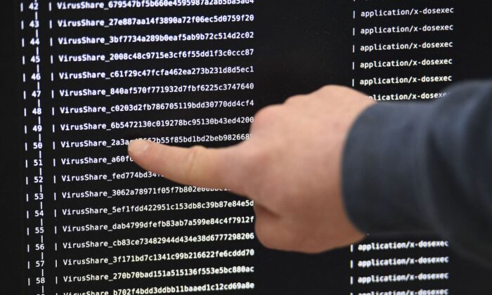 Un investigador de TI muestra en una pantalla gigante una computadora infectada por un ransomware en el Instituto Nacional de Investigación en Ciencias de la Computación y Automatización en Rennes, Francia, el 3 de noviembre de 2016. (Damien Mayer/AFP a través de Getty Images)