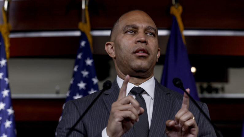 El presidente de la bancada demócrata de la Cámara de Representantes, Hakeem Jeffries (D-N.Y.), habla con los periodistas en Washington el 14 de junio de 2022. (Anna Moneymaker/Getty Images)
