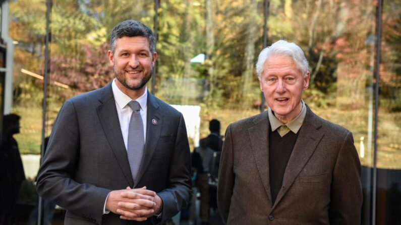 El representante Pat Ryan (D-N.Y.) visita al expresidente Bill Clinton durante un acto de campaña en New Windsor, Nueva York, el 2 de noviembre de 2022. (Stephanie Keith/Getty Images)

