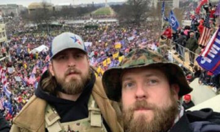 Ryan Nichols y Alex Harkrider en el exterior del Capitolio de Estados Unidos el 6 de enero de 2021. (DOJ de EE. UU. a través de The Epoch Times)